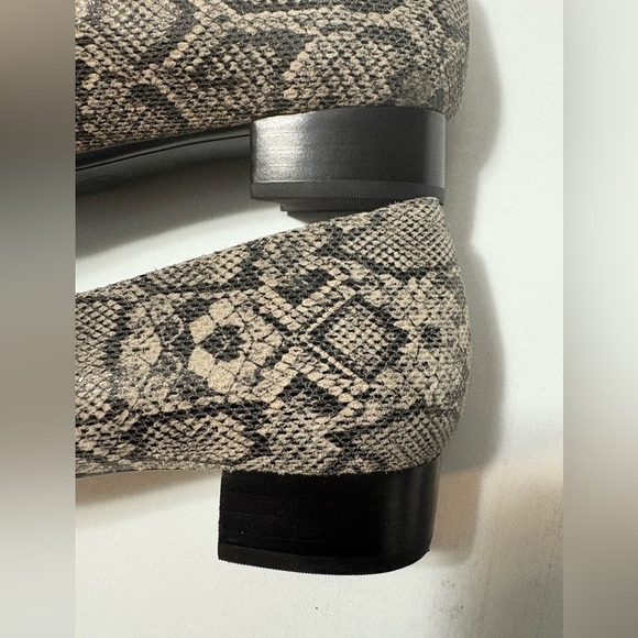 Aerosoles Sophisticated Black and Tan Leather Flats with Snakeskin Texture - Picture 8 of 14